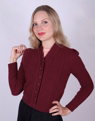 Süße und feminine Strickjacke im Zopfmuster der 40er Jahre – Merino – Burgunderrot – Astrid