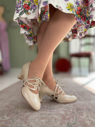 1930s everyday lace-up pumps - Off-White - Eva