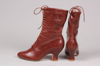 Femininer weicher Stiefel im Edwardianischen Stil mit Pompadour-Absatz, 1900-1915 - Cognacbraun - Rose