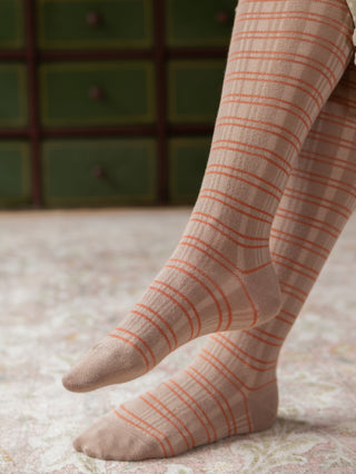 Gemusterte Baumwollstrümpfhose der 1920er Jahre -  Karamell mit orangefarbenen Streifen  - Dorothy