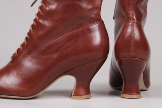 Feminine soft Edwardian style boot with pompadour heel, 1900-1915 - Cognac brown - Rose